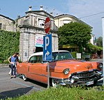Chris' Cadillac Sedan vorm Stadttor in Sal&ograve;